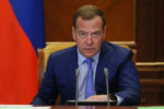 Медведев поручил к 1 октября внести в кабмин РФ “дорожные карты” по реализации нацпроектов.